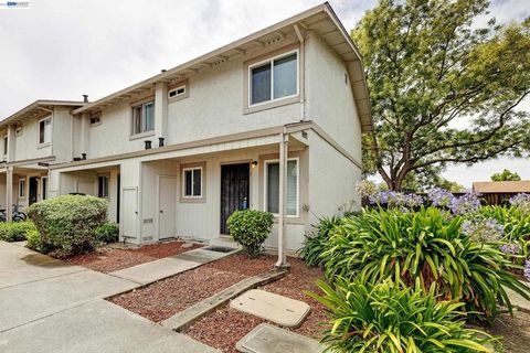 Photo of 27427 Stoneridge Court CT #7, Hayward, CA 94544 (MLS # 41142016)