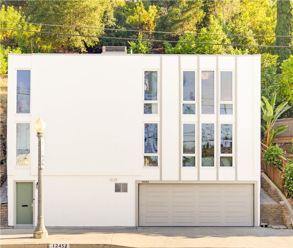 Photo of 12452 Laurel Terrace Drive, Studio City, CA 91604 (MLS # SR26135726)