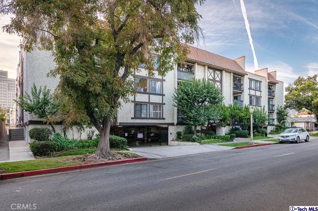 Photo of 515 N Jackson Street #102, Glendale, CA 91206 (MLS # GD26012461)