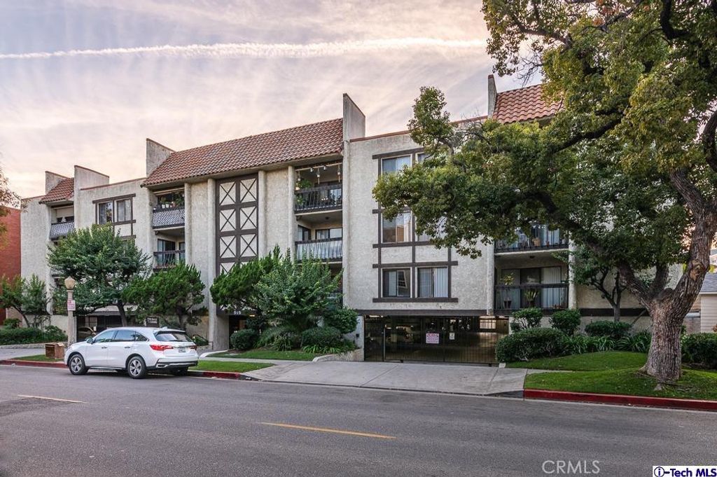 Photo of 515 N Jackson Street #102, Glendale, CA 91206 (MLS # GD26012461)