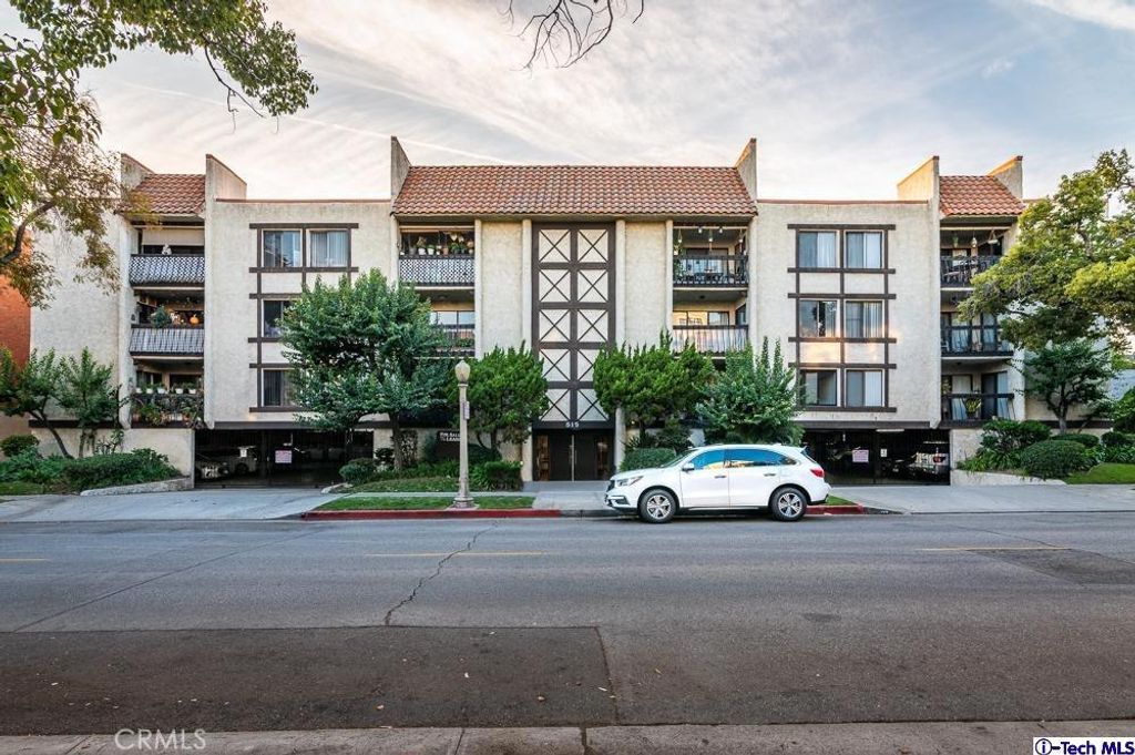 Photo of 515 N Jackson Street #102, Glendale, CA 91206 (MLS # GD26012461)