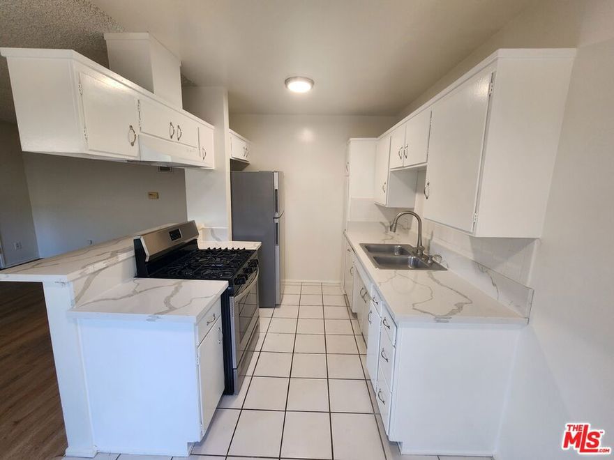 Spacious two bedroom-two bathroom with balcony-- great location in West Hollywood! Parking for (1) car. small pet permitted, 1 year lease and tenant's responsible for all utilities.