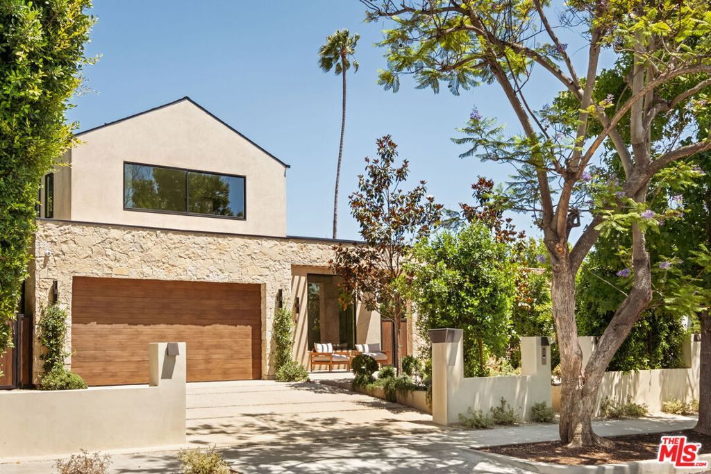 Photo of 636 N Laurel Avenue, Los Angeles, CA 90048 (MLS # 25602487)