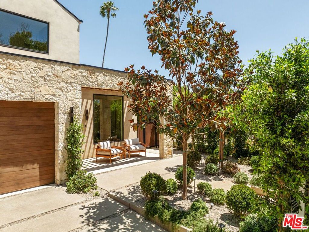 Photo of 636 N Laurel Avenue, Los Angeles, CA 90048 (MLS # 25602487)