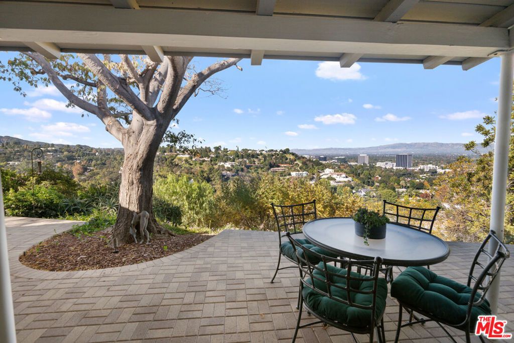 Photo of 15570 Briarwood Drive, Sherman Oaks, CA 91403 (MLS # 25626475)