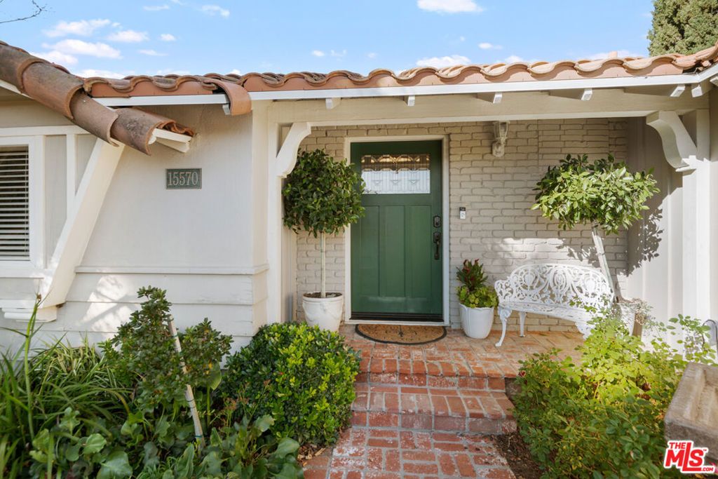 Photo of 15570 Briarwood Drive, Sherman Oaks, CA 91403 (MLS # 25626475)