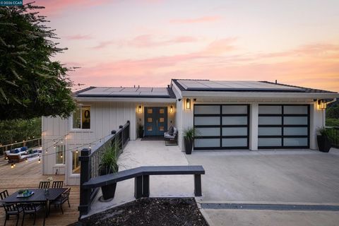 Photo of 5 Wanda Ln Ln, Orinda, CA 94563 (MLS # 41129848)