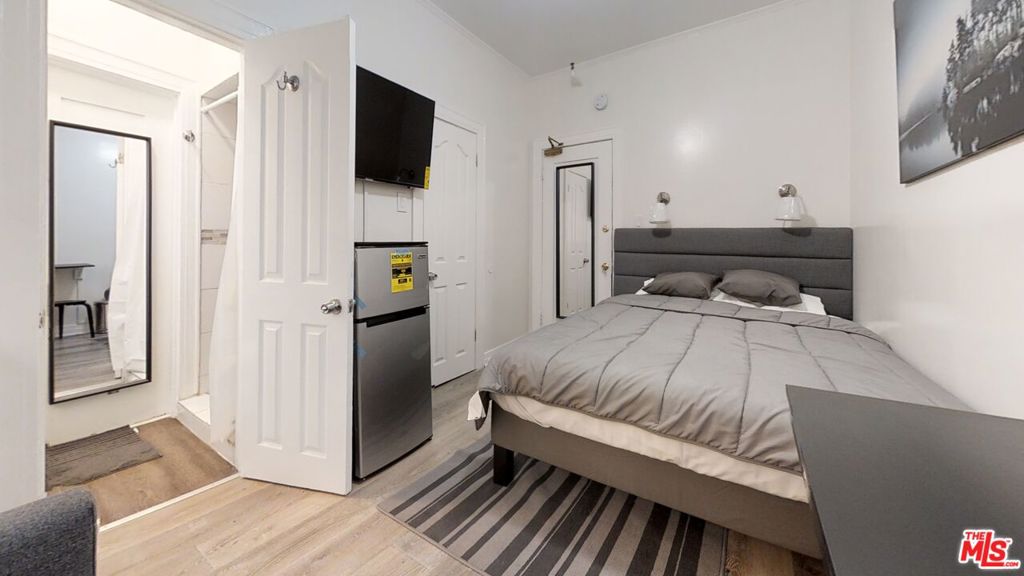 !!! Look and Lease Special !!!!!! $250.00 Bonus for Approved Applicants !!!GREAT LOCATION CLOSE TO FRWY AND ENTERTAINMENT, WALKING DISTANCE TO LA LIVE AND STAPLES CENTER.....Needed to qualify: ID, SOLID PROOF OF INCOME, BANK STATEMENTS, GOOD CREDIT, APPLY FOLLOWING TOUR, 1st month rent + 1 month security deposit with approved credit.OPEN HOUSE !!!Every Sat & Sun, 11AM to 12PM. WEEKDAYS 5:30-6:30pm$45 App Fee, Special Ends soon - MUST BRING ID, SOLID PROOF OF INCOME, BANK STATEMENTS, GOOD CREDIT PLEASE DO NOT SHOW UP EITHER BEFORE OR AFTER THESE TIMES. THERE WILL BE NO ONE THERE TO SHOW YOU THE APARTMENT. Section 8 accepted. Studio Apartment for Rent. Shared Bathrooms.Next to LA Live and Staples Center...Flat $150 a month utilities fee.Extra storage closet $25 a monthHardwood FloorSecurity DoorOn site managerPlease Note: Images are of an adjacent unit so some differences may be present.