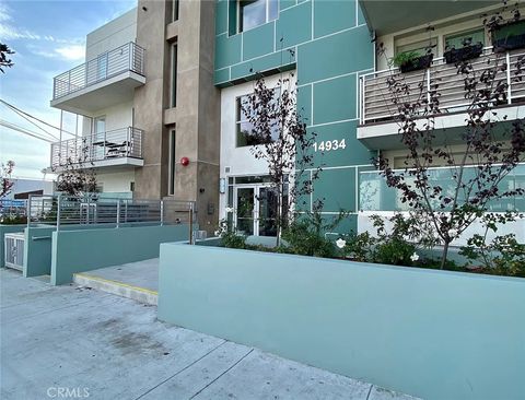 Photo of 14934 Burbank Boulevard #202, Sherman Oaks, CA 91411 (MLS # SR26133185)
