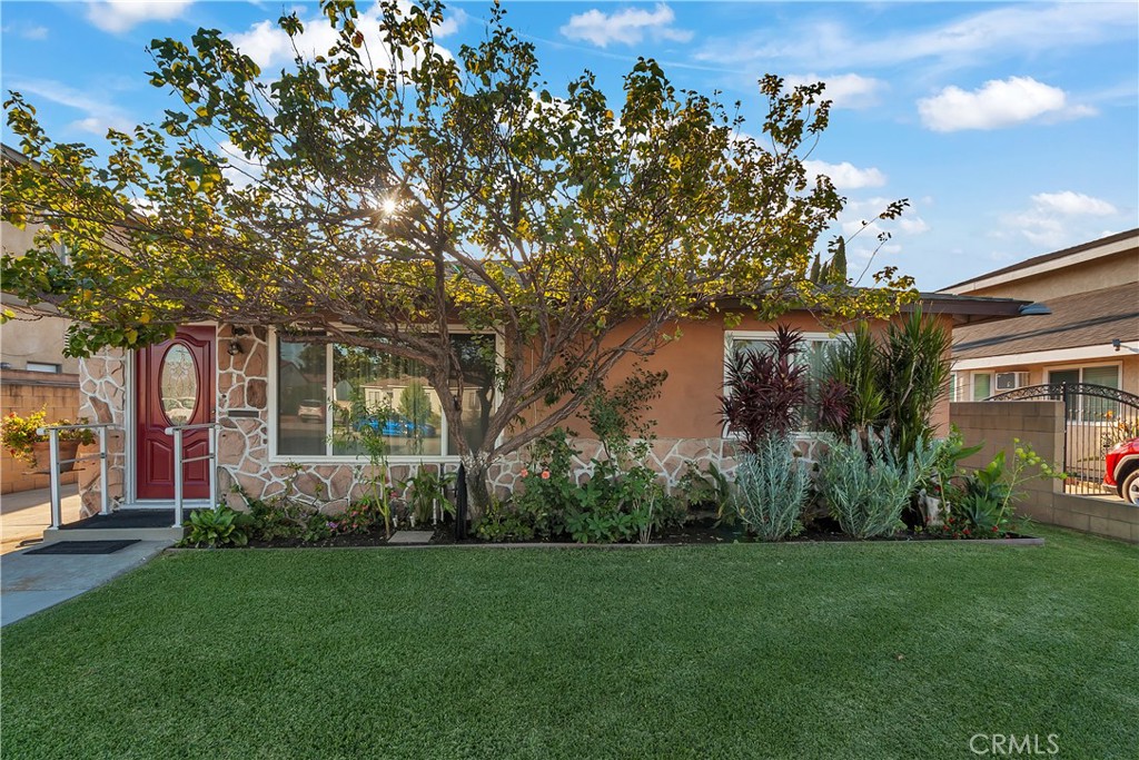 Welcome to this cozy 2-bedroom, 1-bath home in the heart of Buena Park. The property offers a bright living space with plenty of natural light, a functional kitchen, and comfortable bedrooms. The home sits on a spacious lot, providing a generous yard that’s perfect for outdoor gatherings, gardening, or simply relaxing. Conveniently located near shopping, dining, schools, and freeways for an easy commute.