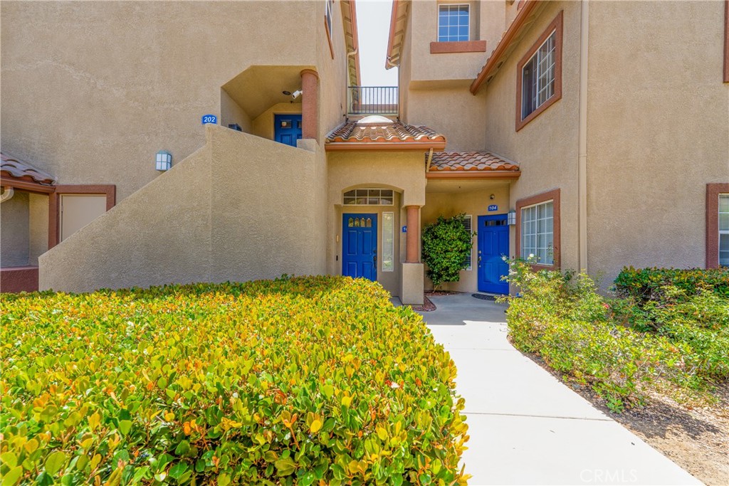*Stylish Three-Story Townhome with Pool Views* *FHA & VA Approved*
Beautifully maintained and filled with natural light, this spacious townhome features soaring ceilings, large windows, and an upstairs loft—perfect as a third bedroom, office, or flex space—with its own private deck and walk-in closet. The upper-level living area boasts modern laminate flooring and an updated kitchen with a gorgeous backsplash, elevated breakfast bar, and ample cabinetry. Cozy up by the fireplace in the bright living room, or step onto the oversized balcony with bonus storage. The primary suite offers plush carpeting, a walk-in closet, and an en-suite bath with dual sinks. An attached garage adds everyday convenience. Located in a quiet, well-kept neighborhood just minutes from Walmart, Costco, Tyler Mall, and the 15/91 freeway. Don’t miss this opportunity to live in comfort and style!