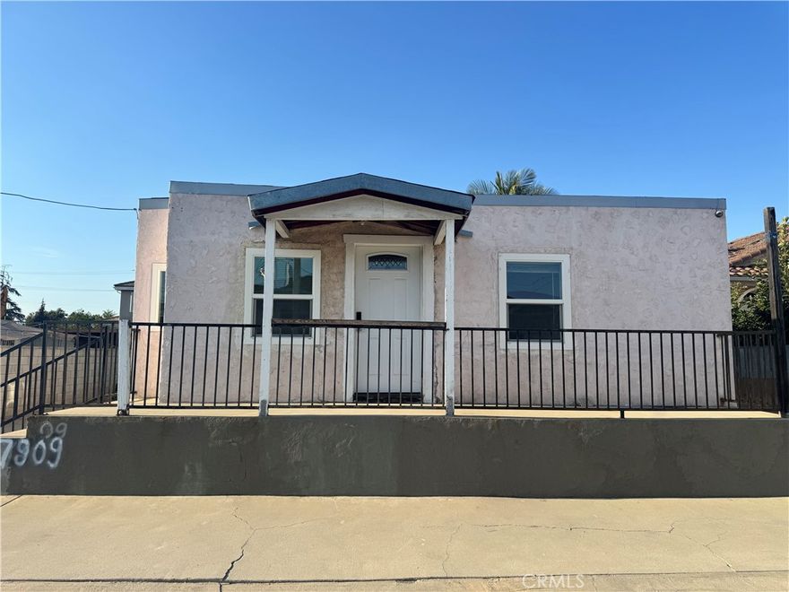 Cozy 2 BD/1 BA back unit situated on a single-family house lot in the heart of Rosemead. This unit offers a functional floor plan with a simple kitchen, good-sized bedrooms, and a full bathroom. Additional features include exterior Laundry room and driveway parking. Conveniently located near schools, shopping, dining, and with easy access to the 10 & 60 freeways. A practical choice for those seeking an affordable rental in a prime location.