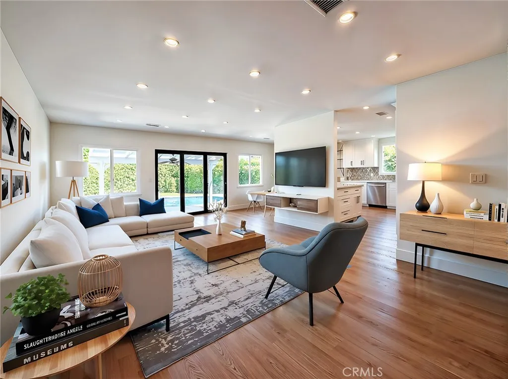 Tarzana, California 91335, United States, 4 Bedrooms Bedrooms, ,2 BathroomsBathrooms,Residential,Active,224784