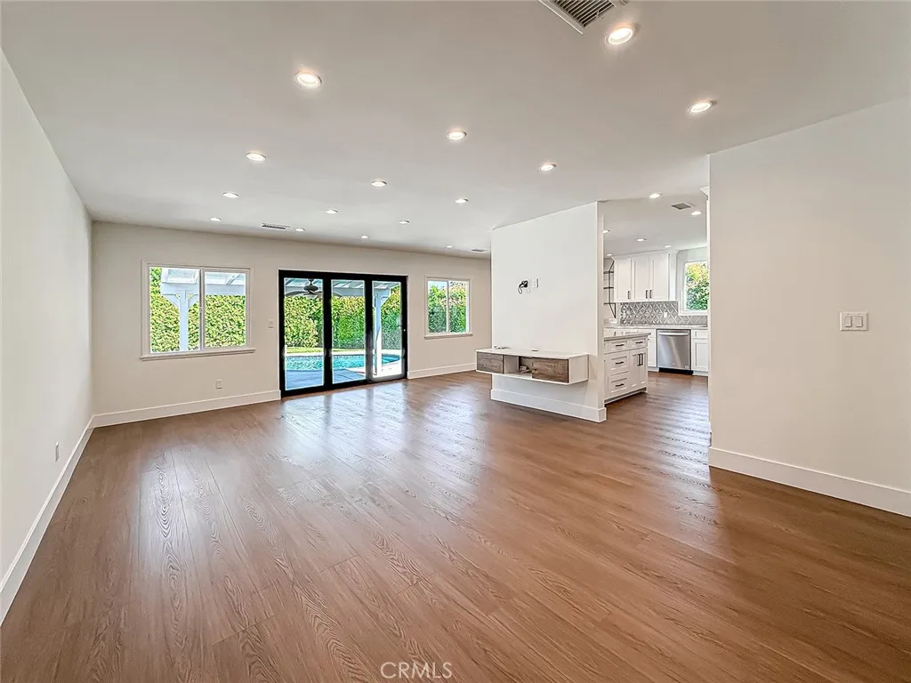 Tarzana, California 91335, United States, 4 Bedrooms Bedrooms, ,2 BathroomsBathrooms,Residential,Active,224784