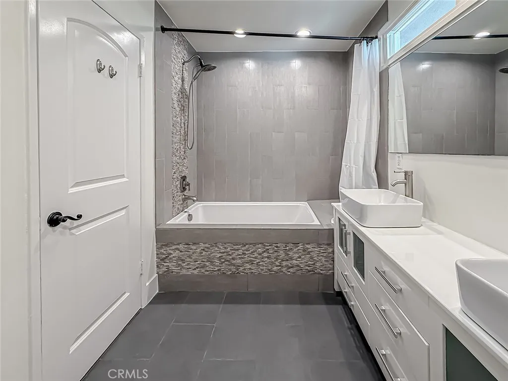 Tarzana, California 91335, United States, 4 Bedrooms Bedrooms, ,2 BathroomsBathrooms,Residential,Active,224784