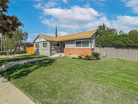 19501 Calvert Street Tarzana CA 91335