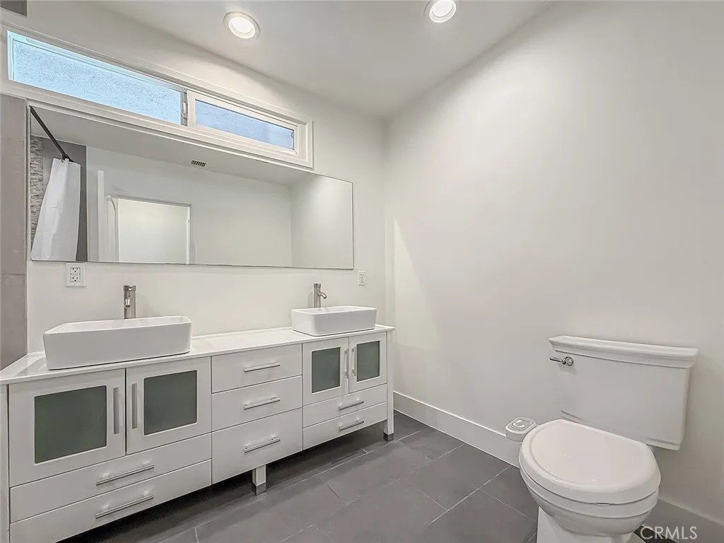 Tarzana, California 91335, United States, 4 Bedrooms Bedrooms, ,2 BathroomsBathrooms,Residential,Active,224784