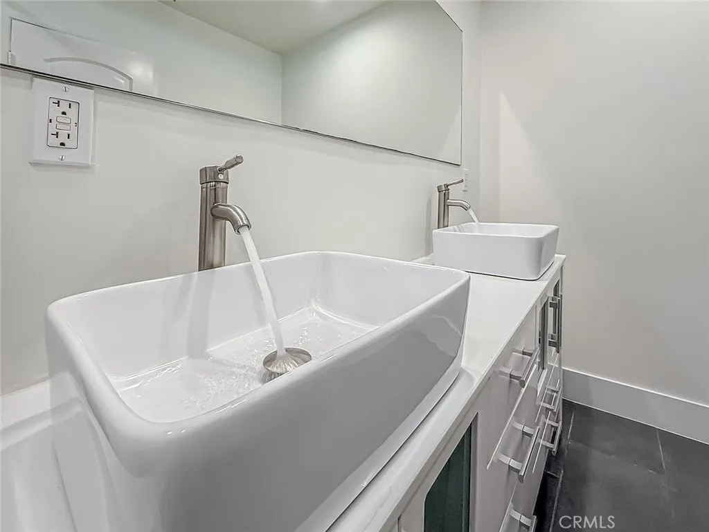 Tarzana, California 91335, United States, 4 Bedrooms Bedrooms, ,2 BathroomsBathrooms,Residential,Active,224784