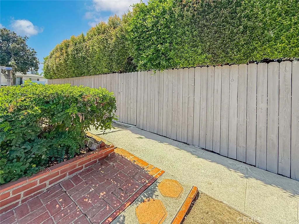 Tarzana, California 91335, United States, 4 Bedrooms Bedrooms, ,2 BathroomsBathrooms,Residential,Active,224784