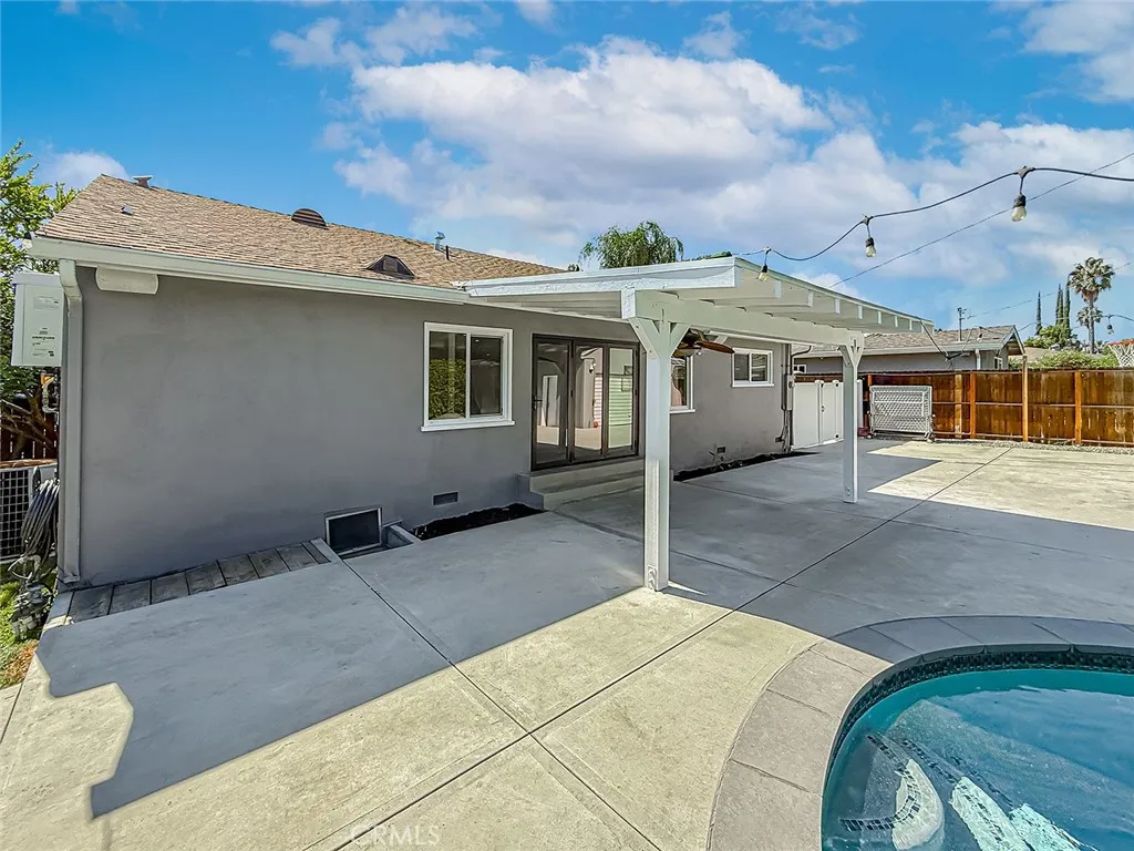 Tarzana, California 91335, United States, 4 Bedrooms Bedrooms, ,2 BathroomsBathrooms,Residential,Active,224784