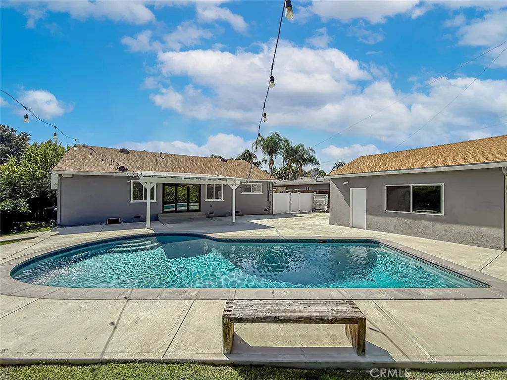 Tarzana, California 91335, United States, 4 Bedrooms Bedrooms, ,2 BathroomsBathrooms,Residential,Active,224784