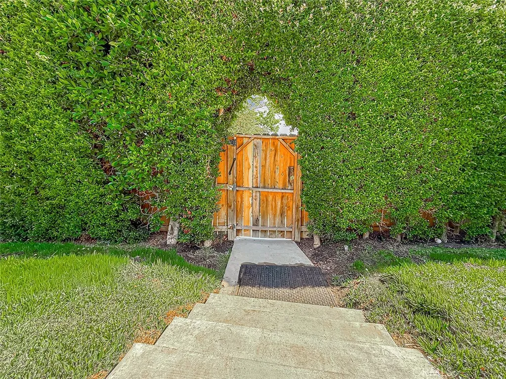 Tarzana, California 91335, United States, 4 Bedrooms Bedrooms, ,2 BathroomsBathrooms,Residential,Active,224784