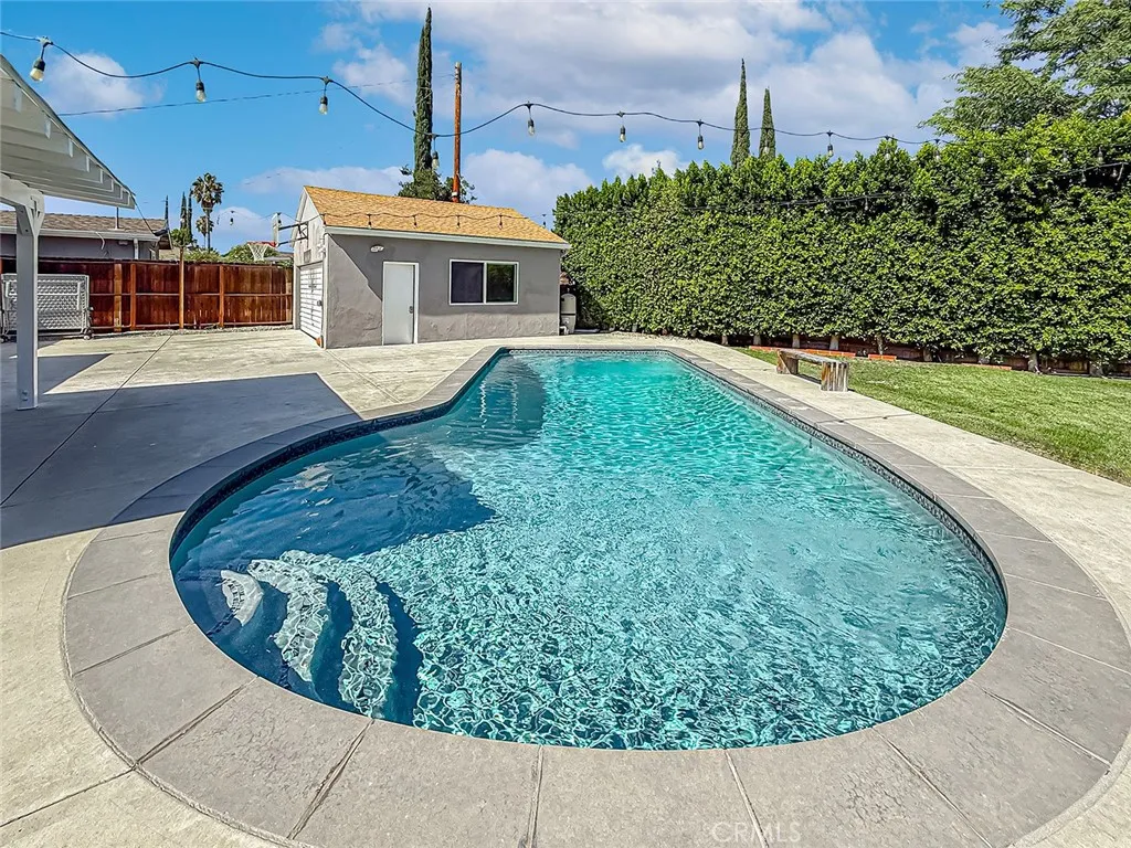 Tarzana, California 91335, United States, 4 Bedrooms Bedrooms, ,2 BathroomsBathrooms,Residential,Active,224784