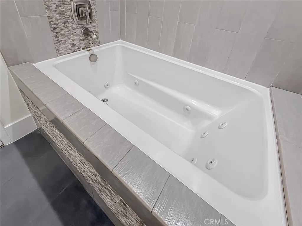 Tarzana, California 91335, United States, 4 Bedrooms Bedrooms, ,2 BathroomsBathrooms,Residential,Active,224784