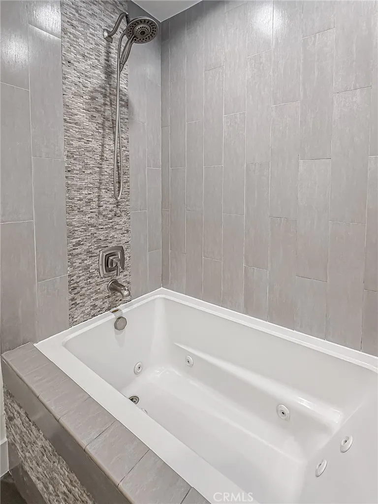 Tarzana, California 91335, United States, 4 Bedrooms Bedrooms, ,2 BathroomsBathrooms,Residential,Active,224784