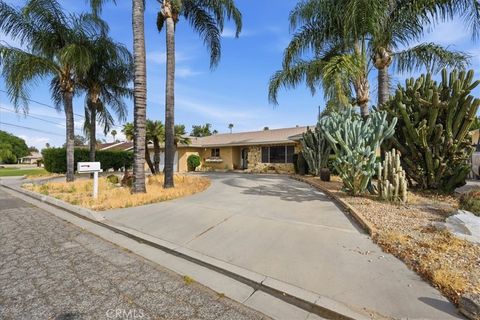 Photo of 2004 E Campus Way, Hemet, CA 92544 (MLS # SR26074146)