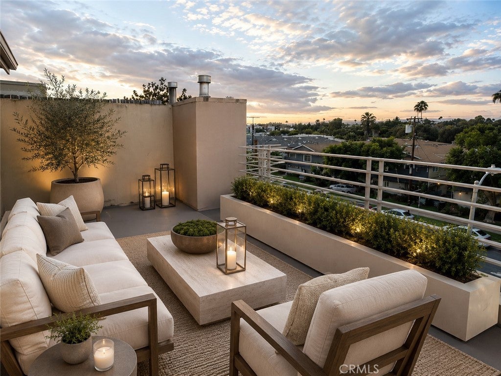 Photo of 13440 Moorpark Street #101, Sherman Oaks, CA 91423 (MLS # SR26218367)