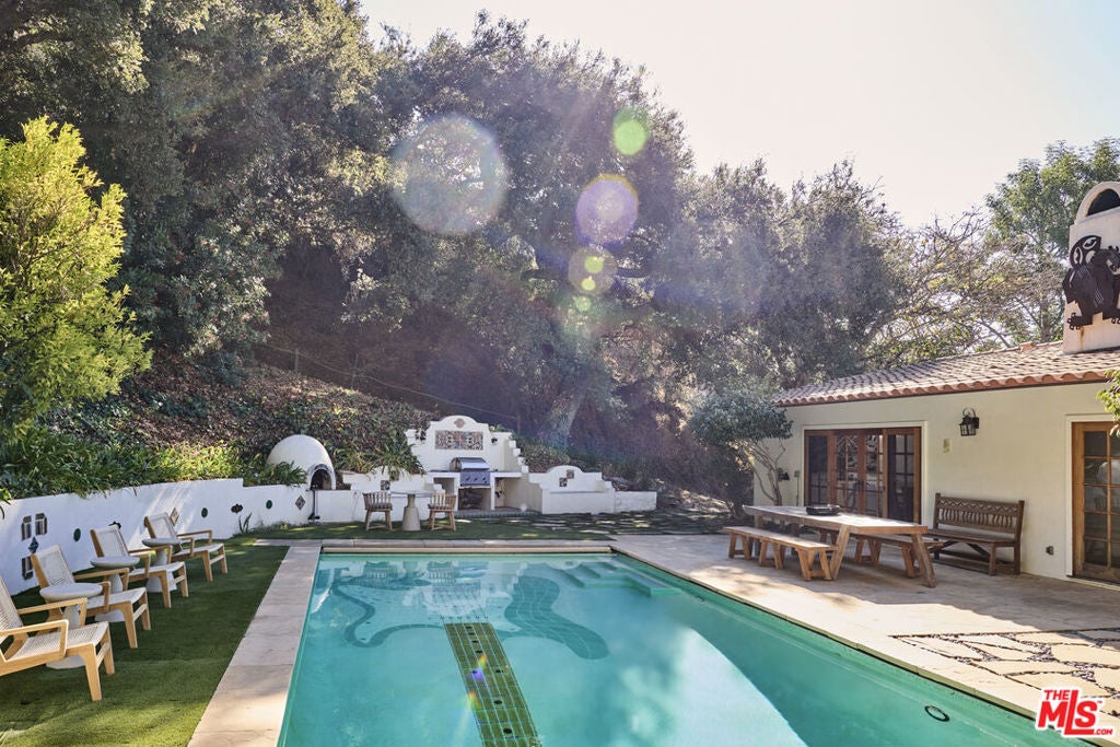 3268 Serra Road