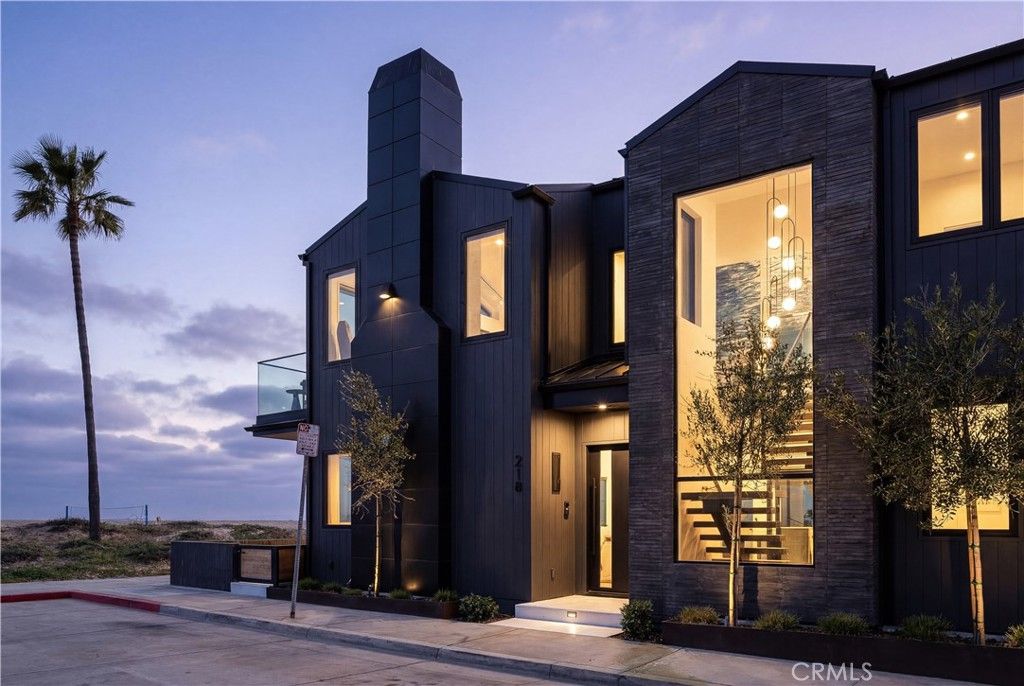 Photo of 218 E Oceanfront, Newport Beach, CA 92661 (MLS # LG26021224)