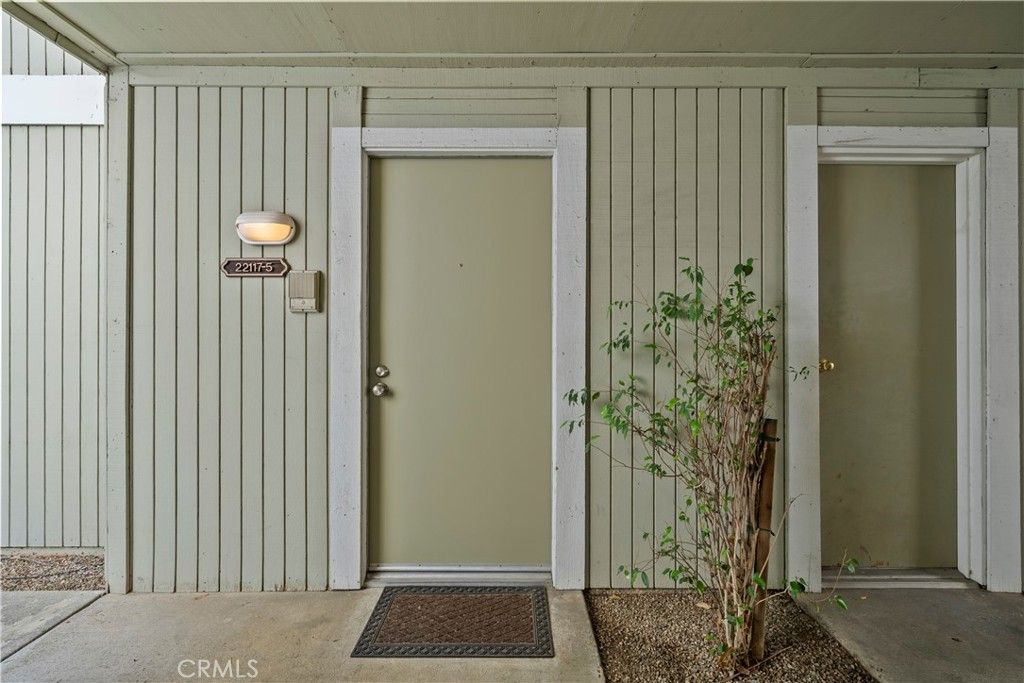 Photo of 22117 Burbank Blvd #5, Woodland Hills, CA 91367 (MLS # SR26064581)