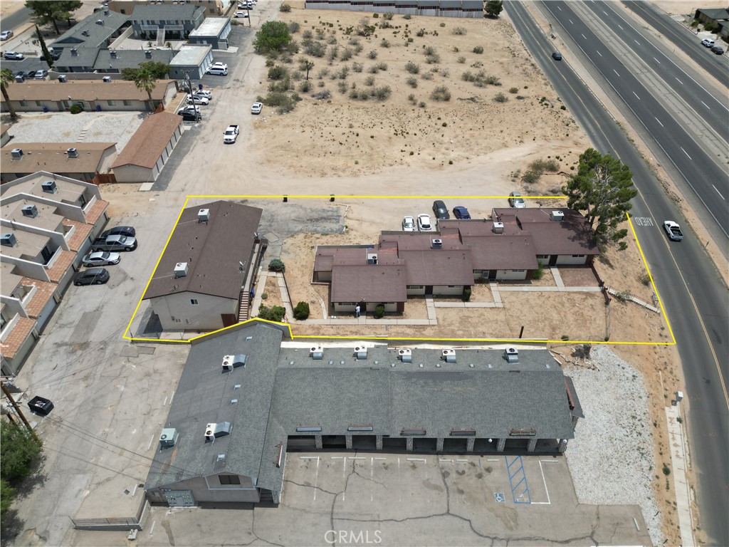 A 6 unit apartment built in 1978 which consists of (6) 2bed/1bath units located in the growing city of Apple Valley, California. Each unit is approx. 970 square feet and all units have a one car detached garage. In addition the property is conveniently located within a 10 minute drive of a shopping center which consists of stores such as Stater Bros Markets, CVS Pharmacy, US Bank, Starbucks, Chase Bank, Bank of America, Del Taco, Denny's, Subway, Kentucky Fried Chicken, Walgreens, El Pollo Loco, Walmart, Mc donalds, Autozone and much more!