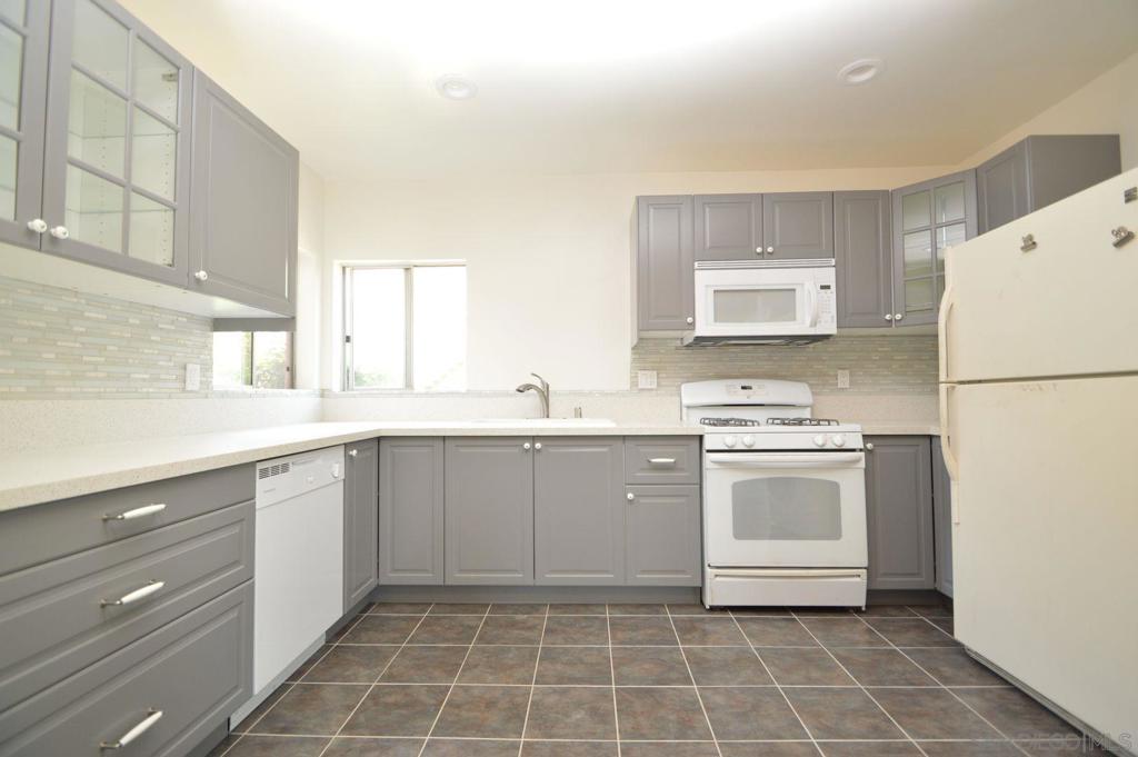 1918 Carmelina Dr B