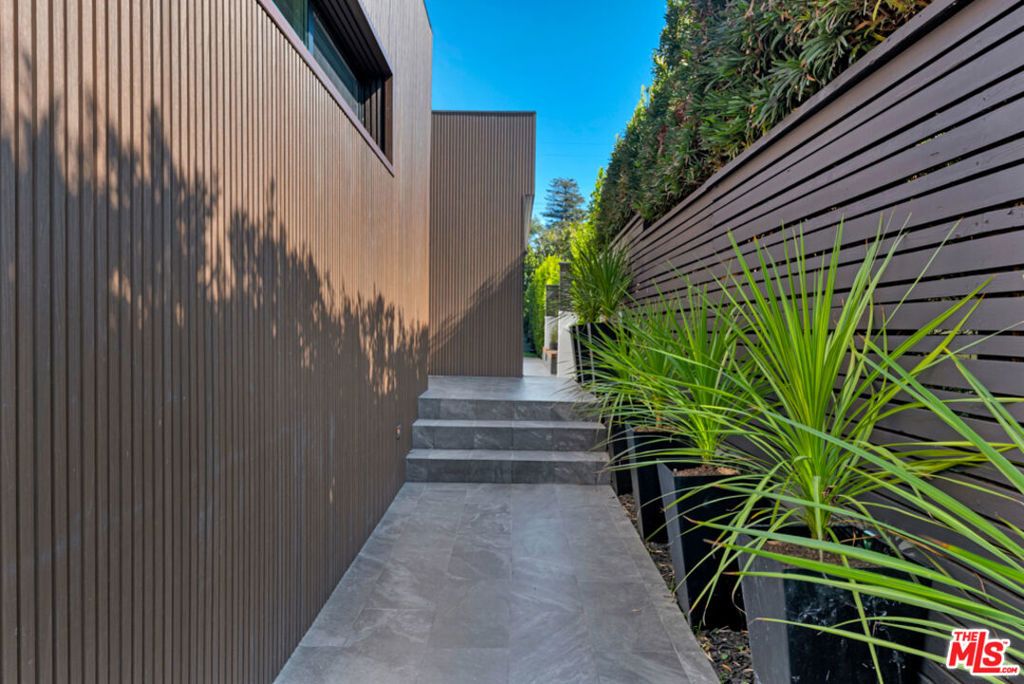 Photo of 418 N Bowling Green Way, Los Angeles, CA 90049 (MLS # 25591091)