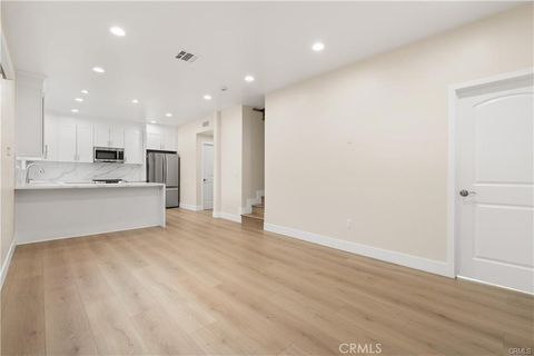 Photo of 19953 Lassen Street, Chatsworth, CA 91311 (MLS # SR26092911)