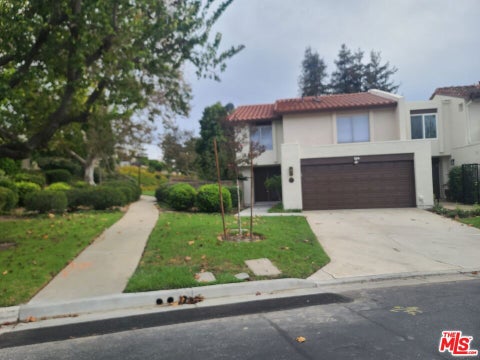 Photo of 561 Hollyburne Lane, Thousand Oaks, CA 91360 (MLS # 26102256)