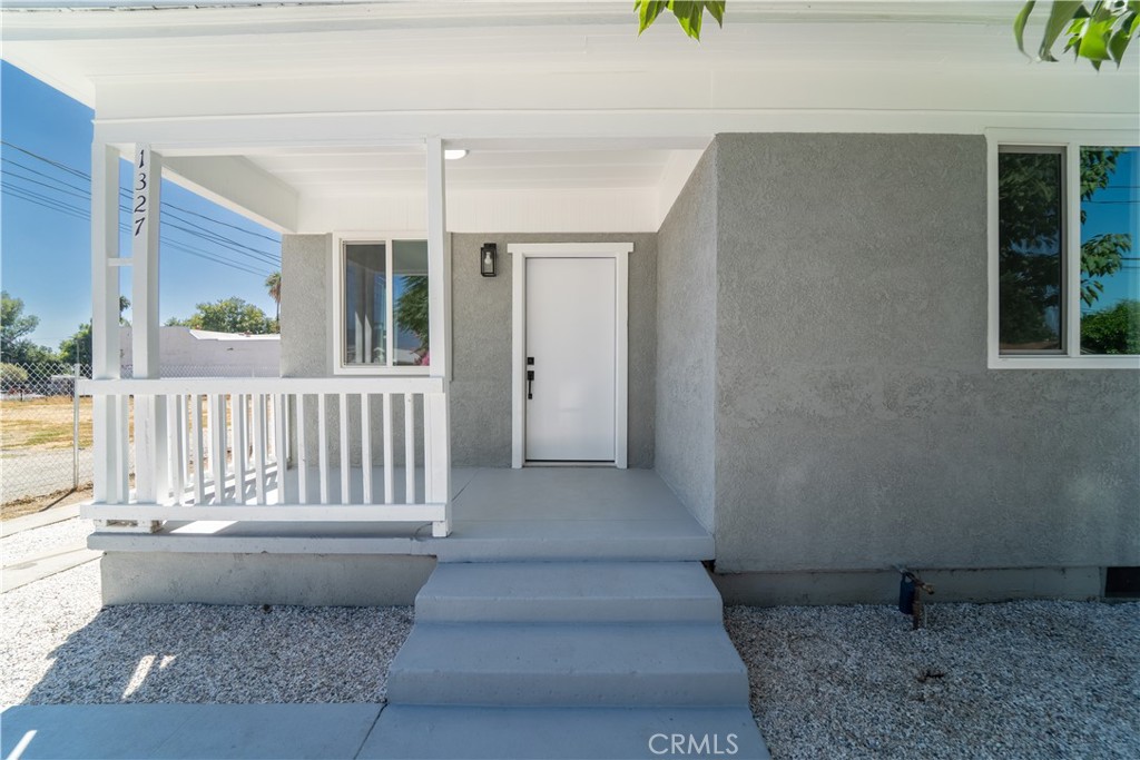 1327 Vine