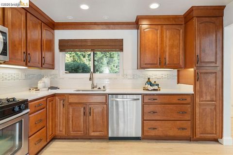 Tiny photo for 2407 Twinflower Ct CT, Martinez, CA 94553 (MLS # 41142206)