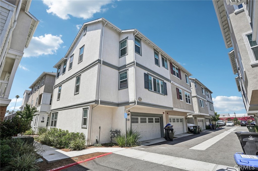 1040 N Anaheim Boulevard 1