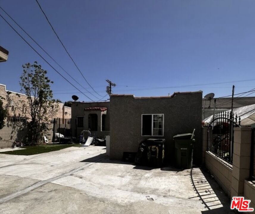 822 E 84th Place