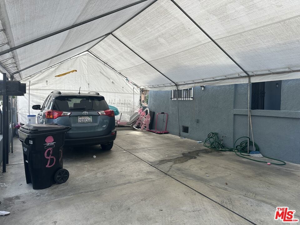 822 E 84th Place