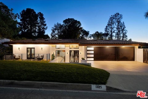 Photo of 1325 Via Gabriel, Palos Verdes Estates, CA 90274 (MLS # 26101723)