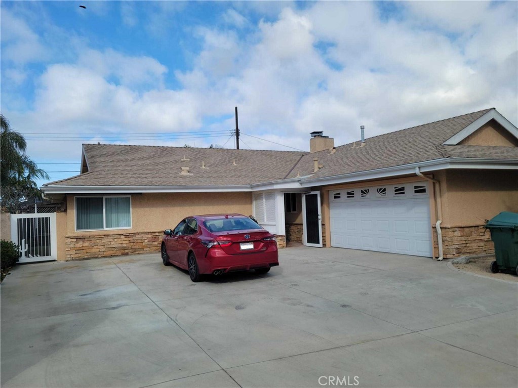 Would you like to live close to the beach with school, markets and good food nearby ? In this economy, when house price and interest rate are high, leasing could be a sensible alternative compared to owing a house, especially in Huntington Beach. Located in a great, quiet neighborhood, ten-minute drive to the world re-known Bolsa Chica Beach, the house has been renovated with fresh paint, new flooring, new lighting and kitchen. It is to be seen to appreciate its convenience and tranquility.