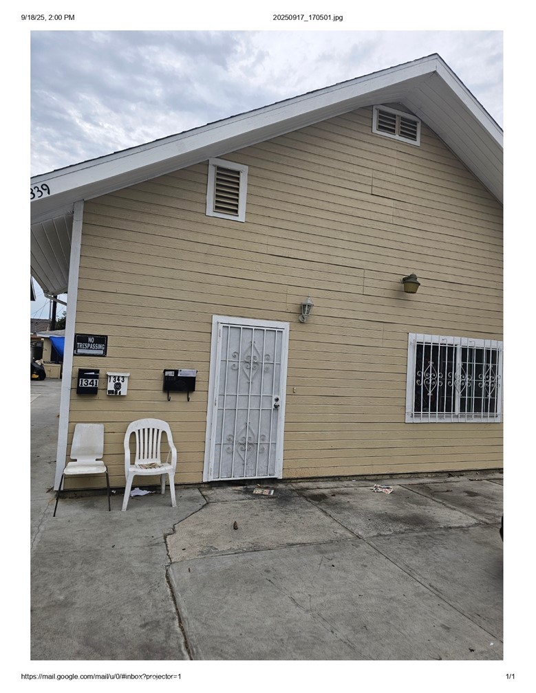 this 3 units located in the area close to markets, stores and restaurants
close to Anaheim and Cherry.