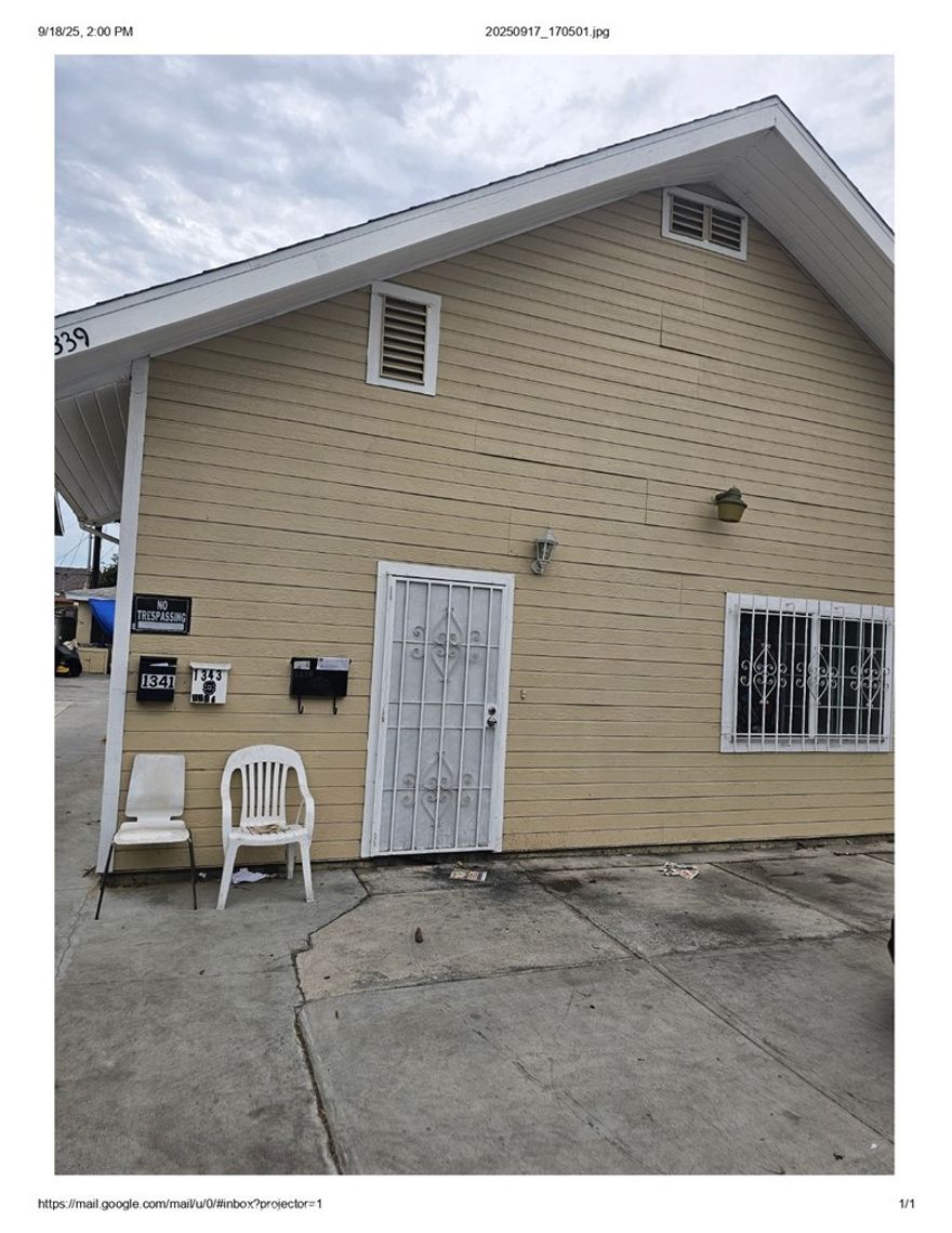 this 3 units located  in the area close to markets, stores and restaurants

close to Anaheim and Cherry.