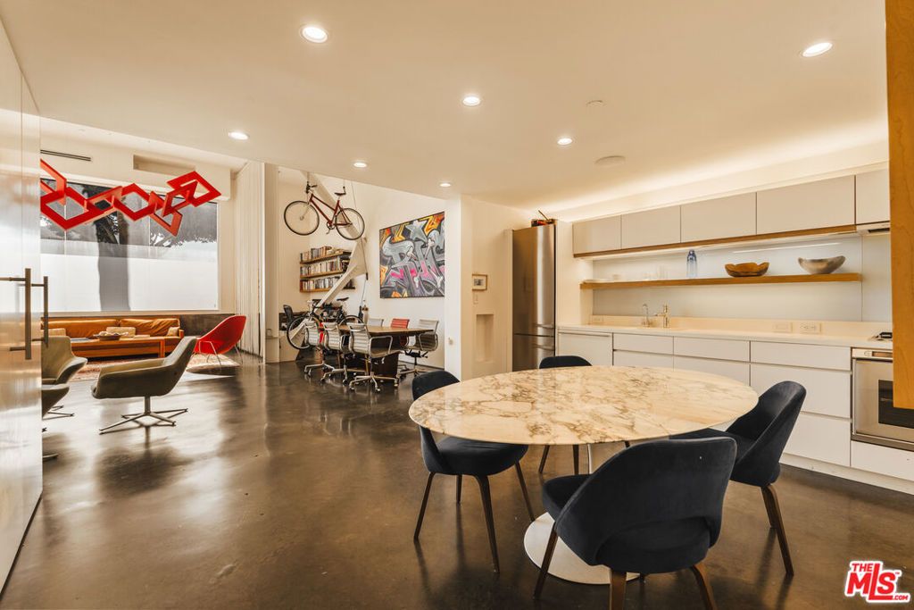 Photo of 610 Main Street, Venice, CA 90291 (MLS # 26667153)