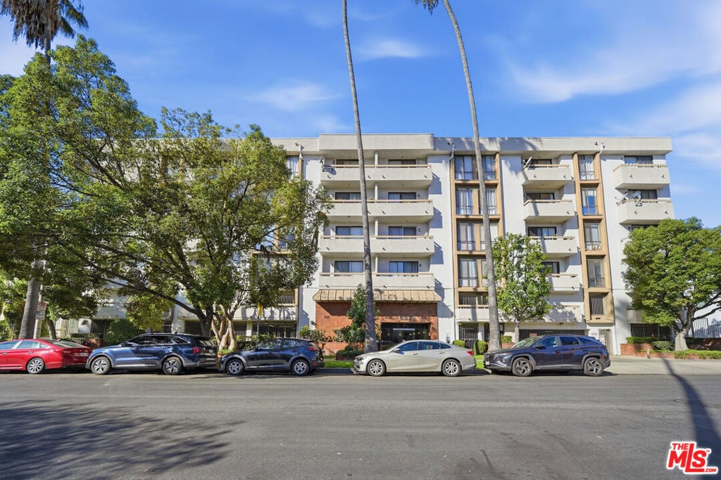 533 S St Andrews Place 104